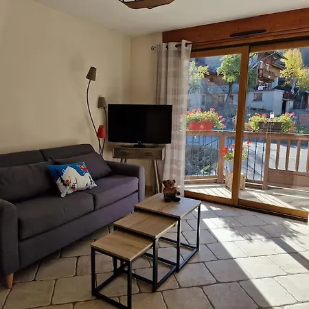 Rez De Chalet La Culaz 아파트 *
